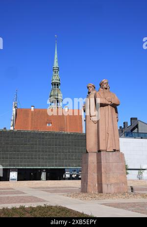 Statue en l'honneur des tirailleurs lettons rouges devant l'occupation soviétique de la Lettonie Musée, créé en 1993, à Riga, la capitale. Banque D'Images