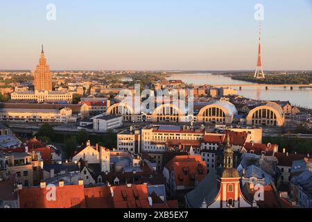 Vue depuis la tour de l'église St Pierre au coucher du soleil, donnant sur le marché central de Riga, Lettonie. Banque D'Images