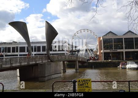 Pero's Bridge dans le port de Bristol, en regardant vers Za Za Bazaar, V Shed, et la Bristol Wheel dans Millennium Square. 26 février 2024, Banque D'Images