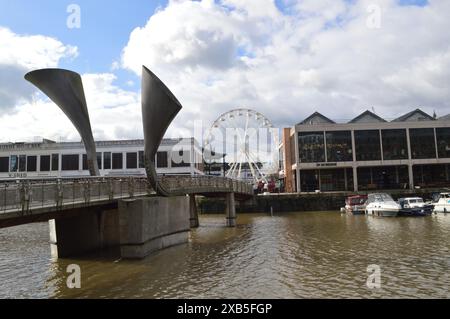 Pero's Bridge dans le port de Bristol, en regardant vers Za Za Bazaar, V Shed, et la Bristol Wheel dans Millennium Square. 26 février 2024, Banque D'Images