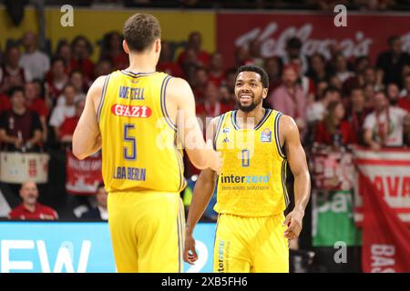 Yanni Wetzell (ALBA Berlin, #5) et Sterling Brown (ALBA Berlin, #0) jubeln. GER, FC Bayern Basketball v. Alba Berlin, Basketball, 1.Bundesliga, Playoffs, finale Spiel 2, saison 2023/2024, 10.06.2024, Foto : Eibner-Pressefoto/Marcel Engelbrecht Banque D'Images