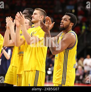 Sterling Brown (ALBA Berlin, #0) applaudiert den mitgereisten fans. GER, FC Bayern Basketball v. Alba Berlin, Basketball, 1.Bundesliga, Playoffs, finale Spiel 2, saison 2023/2024, 10.06.2024, Foto : Eibner-Pressefoto/Marcel Engelbrecht Banque D'Images