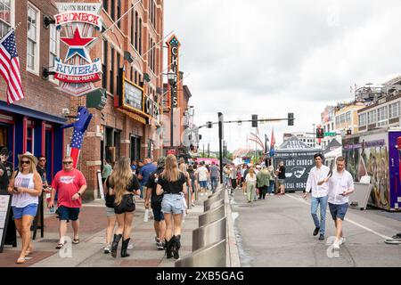 Nashville, États-Unis. 9 juin 2024. Le CMA Fest accueille des milliers de fans de musique country au centre-ville de Nashville au cours du week-end. Crédit : Kindell Buchanan/Alamy Live News Banque D'Images