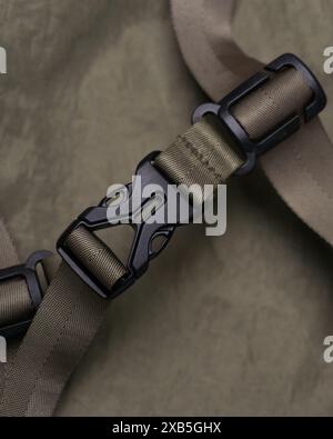 Attaches fastex en plastique noir sur les sangles d'un sac à dos en nylon olive close up Banque D'Images