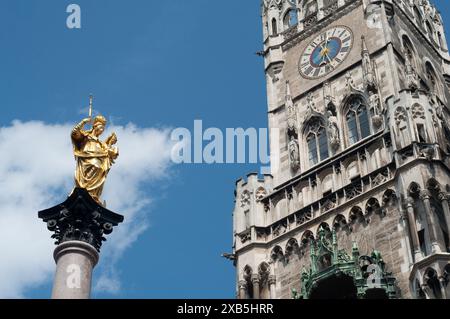 Allemagne, Bavière, Munich, Marienplatz, Neues Rathaus, nouvel hôtel de ville avec la statue de la Vierge Marie Banque D'Images