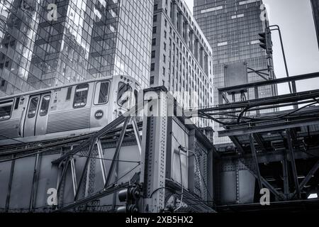 Chicago, il - 4-30-2015, le train du CTA sur les rails Banque D'Images