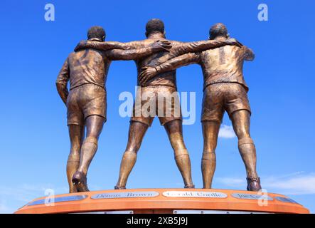 Statue en bronze de trois légendes galloises de rugby, Billy Boston, Clive Sullivan et Gus Risman sur Landsea Square, Mermaid Quay, Cardiff Bay, pays de galles. Banque D'Images