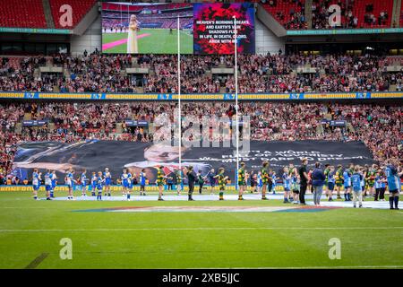 Finale de la Betfred Challenge Cup 2024 au stade de Wembley entre Warrington et Wigan. Katherine Jenkins chante avec moi pour Rob Burrows Banque D'Images