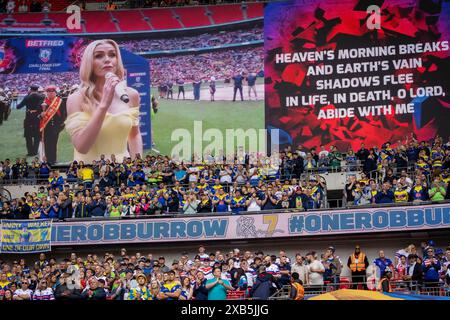 Finale de la Betfred Challenge Cup 2024 au stade de Wembley entre Warrington et Wigan. Katherine Jenkins chante avec moi pour Rob Burrows Banque D'Images