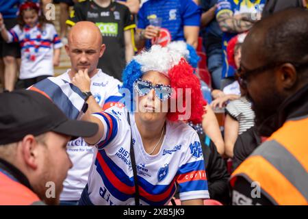 Finale de la Betfred Challenge Cup 2024 à Wembley entre Warrington et Wigan. Fans de Wakefield Trinity parmi les fans de Warrington Banque D'Images