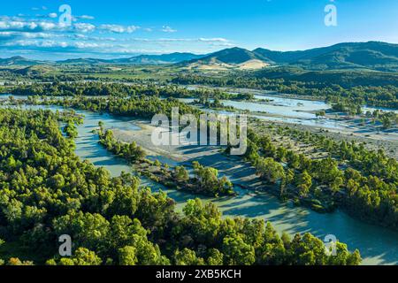 Vue aérienne de la rivière Rio Maule, coulant à travers le paysage agricole, centre du Chili Banque D'Images