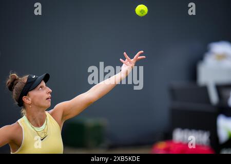 'S-HERTOGENBOSCH, PAYS-BAS - 10 JUIN : Tamara Korpatsch d'Allemagne sert dans son match de simple féminin contre Donna Vekic de Croatie le jour 1 des Championnats Libema Open Grass court à l'Autotron le 10 juin 2024 à 's-Hertogenbosch, pays-Bas (photo par Rene Nijhuis/Agence BSR) crédit : Agence BSR/Alamy Live News Banque D'Images