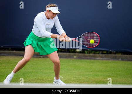 'S-HERTOGENBOSCH, PAYS-BAS - 10 JUIN : Donna Vekic de Croatie joue un revers dans son match féminin en simple contre Tamara Korpatsch d'Allemagne le jour 1 des Championnats Libema Open Grass court à l'Autotron le 10 juin 2024 à 's-Hertogenbosch, pays-Bas (photo de Rene Nijhuis/BSR Agency) crédit: BSR Agency/Alamy Live News Banque D'Images