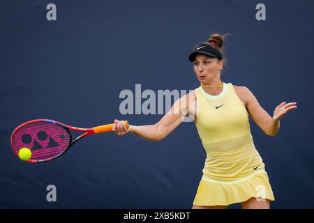 'S-HERTOGENBOSCH, PAYS-BAS - 10 JUIN : Tamara Korpatsch, d'Allemagne, joue un premier match féminin en simple contre Donna Vekic, de Croatie, le jour 1 des Championnats Libema Open Grass court à l'Autotron le 10 juin 2024 à 's-Hertogenbosch, pays-Bas (photo de Rene Nijhuis/BSR Agency) crédit: BSR Agency/Alamy Live News Banque D'Images