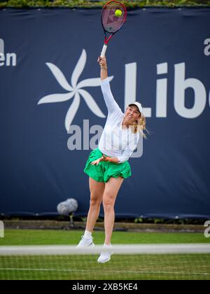 'S-HERTOGENBOSCH, PAYS-BAS - 10 JUIN : Donna Vekic de Croatie sert dans son match de simple féminin contre Tamara Korpatsch d'Allemagne le jour 1 des Championnats Libema Open Grass court à l'Autotron le 10 juin 2024 à 's-Hertogenbosch, pays-Bas (photo par Rene Nijhuis/Agence BSR) crédit : Agence BSR/Alamy Live News Banque D'Images