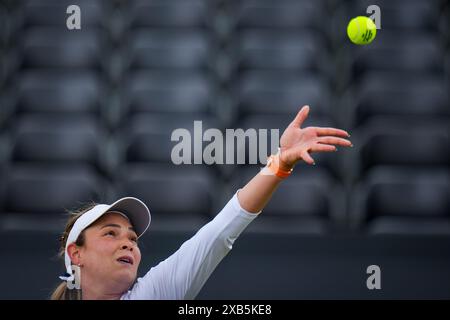 'S-HERTOGENBOSCH, PAYS-BAS - 10 JUIN : Donna Vekic de Croatie sert dans son match de simple féminin contre Tamara Korpatsch d'Allemagne le jour 1 des Championnats Libema Open Grass court à l'Autotron le 10 juin 2024 à 's-Hertogenbosch, pays-Bas (photo par Rene Nijhuis/Agence BSR) crédit : Agence BSR/Alamy Live News Banque D'Images