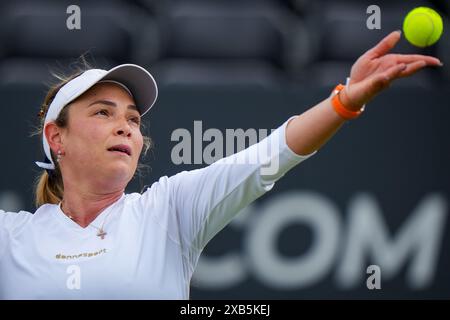 'S-HERTOGENBOSCH, PAYS-BAS - 10 JUIN : Donna Vekic de Croatie sert dans son match de simple féminin contre Tamara Korpatsch d'Allemagne le jour 1 des Championnats Libema Open Grass court à l'Autotron le 10 juin 2024 à 's-Hertogenbosch, pays-Bas (photo par Rene Nijhuis/Agence BSR) crédit : Agence BSR/Alamy Live News Banque D'Images