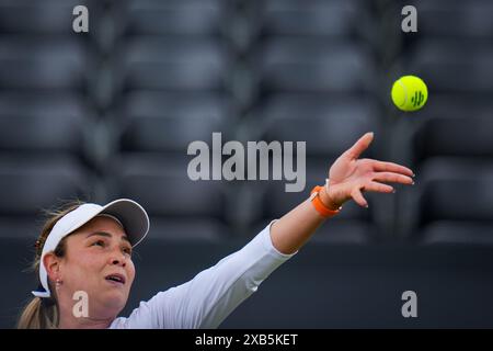 'S-HERTOGENBOSCH, PAYS-BAS - 10 JUIN : Donna Vekic de Croatie sert dans son match de simple féminin contre Tamara Korpatsch d'Allemagne le jour 1 des Championnats Libema Open Grass court à l'Autotron le 10 juin 2024 à 's-Hertogenbosch, pays-Bas (photo par Rene Nijhuis/Agence BSR) crédit : Agence BSR/Alamy Live News Banque D'Images