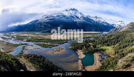 Confluence de la rivière Estero Parada qui se jette dans Rio Ibanez, vue aérienne au Mirador Rio Ibanez, montagnes enneigées au début du printemps, Patagonie, Chili Banque D'Images