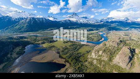 Confluence de la rivière Estero Parada qui se jette dans Rio Ibanez, vue aérienne au Mirador Rio Ibanez, montagnes enneigées au début du printemps, Patagonie, Chili Banque D'Images