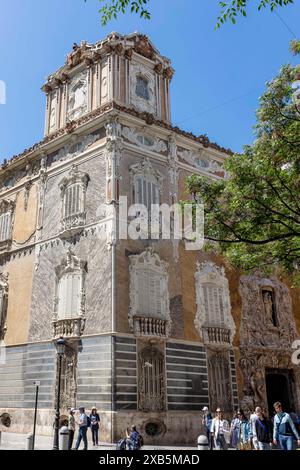 Valence, Espagne - 1er mai 2024 : Musée national de la céramique et des arts décoratifs Palais du Marquis de dos Aguas. Fenêtre avec volets. Banque D'Images