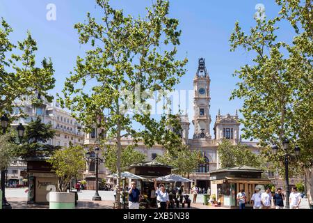 Valencia, Espagne, UE - 16 mai 2024. Hôtel de ville de Gandia, avec des drapeaux sur le balcon, un après-midi ensoleillé Banque D'Images