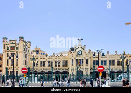 Valencia, Espagne, UE - 16 mai 2024. Style de vie espagnol, paysage urbain des gens en dehors de la gare de Valence Nord Banque D'Images