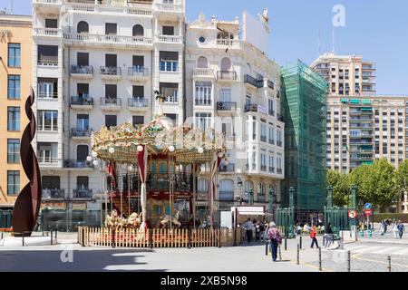 Valencia, Espagne, UE - 16 mai 2024. Style de vie espagnol, paysage urbain des gens en dehors de la gare de Valence Nord. Carrousel vintage pour les enfants et b Banque D'Images