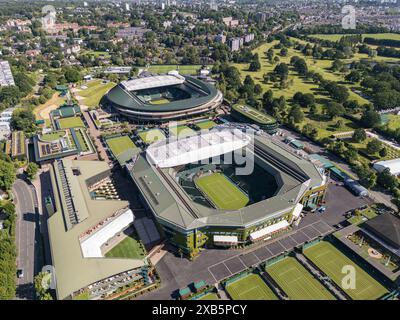 Vue aérienne du court central (grand court le plus proche) et du court No.1 au All England Lawn Tennis Club ou AELTC à Wimbledon, Londres, SW19, Royaume-Uni. Banque D'Images