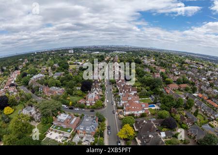 Vue aérienne vers l'est le long de Marryat Road vers le All England Lawn Tennis Club à Wimbledon avec l'horizon du centre de Londres au loin. Banque D'Images