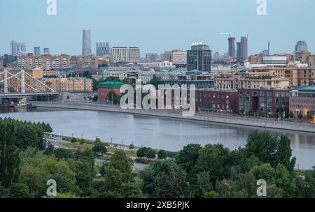 15 juillet 2022, Moscou, Russie. Vue sur la rivière Moscou et le parc Muzeon dans le centre de la capitale russe Banque D'Images