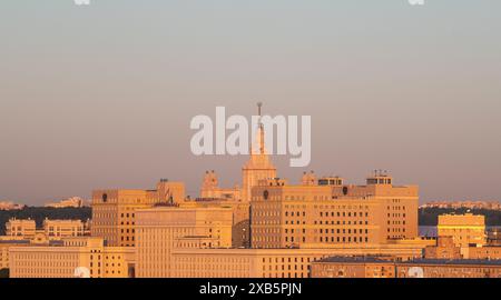 16 juillet 2022, Moscou, Russie. Vue du bâtiment de l'Université d'État de Moscou (MSU) et du centre de situation du ministère de la Défense dans les rayons o Banque D'Images