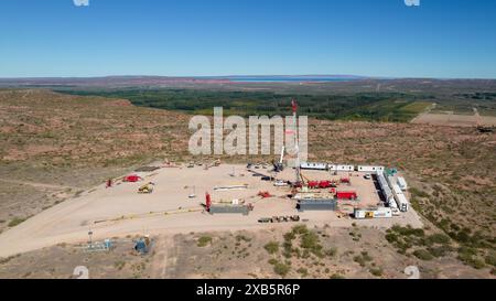 Équipement de traction. Entretien de puits de pétrole à Vaca Muerta (Argentine). Banque D'Images