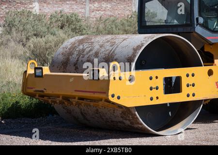 Gros plan de la machine à rouleaux de compactage du sol en vibration au travail. Banque D'Images