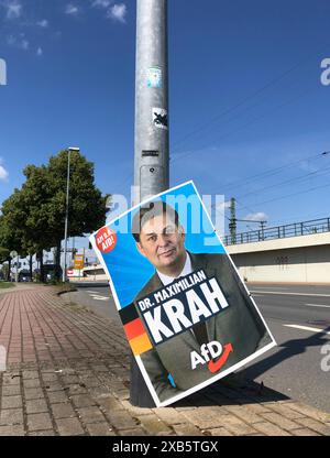 Erfurt, Allemagne. 10 juin 2024. Une affiche électorale représentant Maximilian Krah, politicien de l’AFD, est accrochée à un lampadaire au sol. Krah ne fera pas partie de la future délégation de l’AFD au Parlement européen. Lors de leur réunion constituante, les eurodéputés nouvellement élus ont voté en faveur d’une motion de non-inclusion du Krah, comme il l’a lui-même annoncé. Les élections européennes ont débuté le 6 juin et des élections ont eu lieu en Allemagne le 9 juin. Crédit : Martin Schutt/dpa/Alamy Live News Banque D'Images