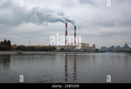 22 octobre 2023, Moscou, Russie. Fumée et vapeur des tuyaux de la centrale thermique CHP-12 sur le remblai de Berezhkovskaya. Banque D'Images