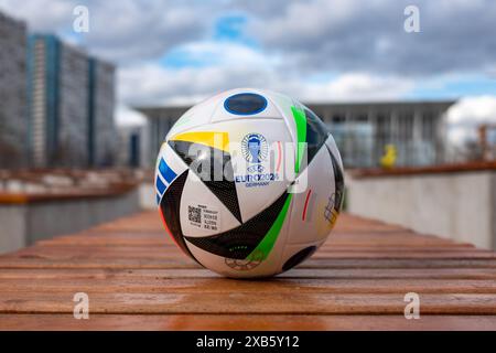 17 avril 2024, Berlin, Allemagne. Le ballon officiel du Championnat d'Europe de Football 2024 Adidas EURO 24 Fussballliebe. Banque D'Images