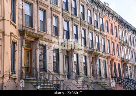 Row of Brownstone Houses, MacDonough Street, Bedford-Stuyvesant, Brooklyn, New York New York, États-Unis Banque D'Images