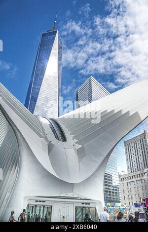 Oculus Transportation Hub et One World Trade Center, Financial District, New York City, New York, États-Unis Banque D'Images