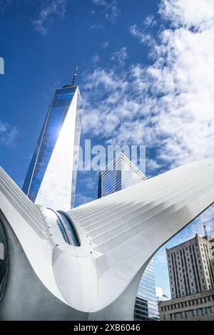 Oculus Transportation Hub et One World Trade Center, Financial District, New York City, New York, États-Unis Banque D'Images