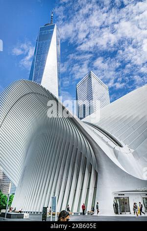 Oculus Transportation Hub et One World Trade Center, Financial District, New York City, New York, États-Unis Banque D'Images