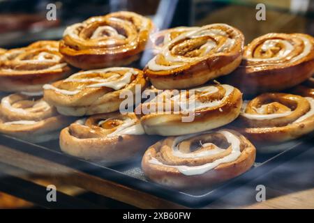 Pâtisseries danoises traditionnelles dans une vitrine de boulangerie à Copenhague Banque D'Images