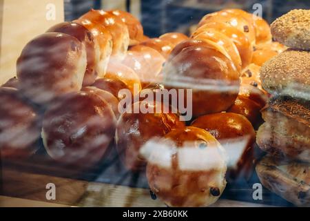 Pâtisseries danoises traditionnelles dans une vitrine de boulangerie à Copenhague Banque D'Images