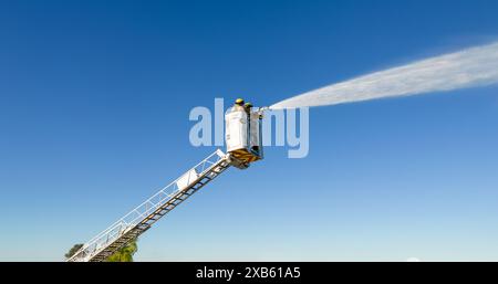 Les pompiers dans les escaliers éteignent un gros incendie. Vue depuis le drone. Banque D'Images