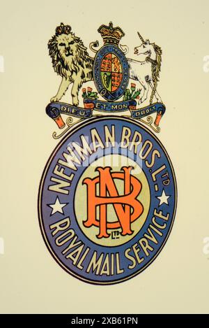 Un logo vintage de style blason pour le service postal royal Newman Brothers à Nelson, Nouvelle-Zélande Banque D'Images