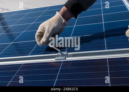 opérateur installant des équipements solaires en résidence Banque D'Images