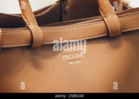 Copenhague, Danemark - 13 mars 2024 : gros plan d'un sac Prada à la boutique Prada à Copenhague Banque D'Images