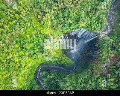 Vue aérienne Tumpak Sewu Cascade la plus belle d'Indonésie. Les collines et les montagnes de Java regorgent de cascades étonnantes. Des milliers d'eau Banque D'Images