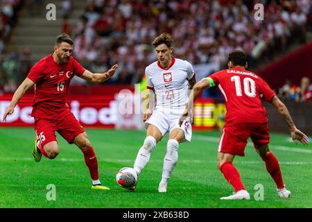 Varsovie, Pologne. 10 juin 2024. Salih Ozcan (G) de Turquie, Nicola Zalewski (C) de Pologne et Hakan Calhanoglu (d) de Turquie sont vus en action lors du match amical avant l'UEFA EURO 2024 entre la Pologne et la Turquie au stade PGE Narodowy. Crédit : Mikołaj Barbanell/Alamy Live News Banque D'Images