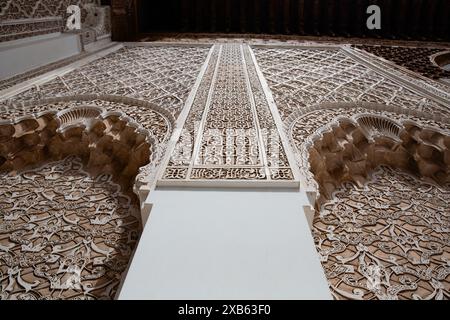 Un bel exemple de plâtre sculpté à Marrakech, Maroc Banque D'Images